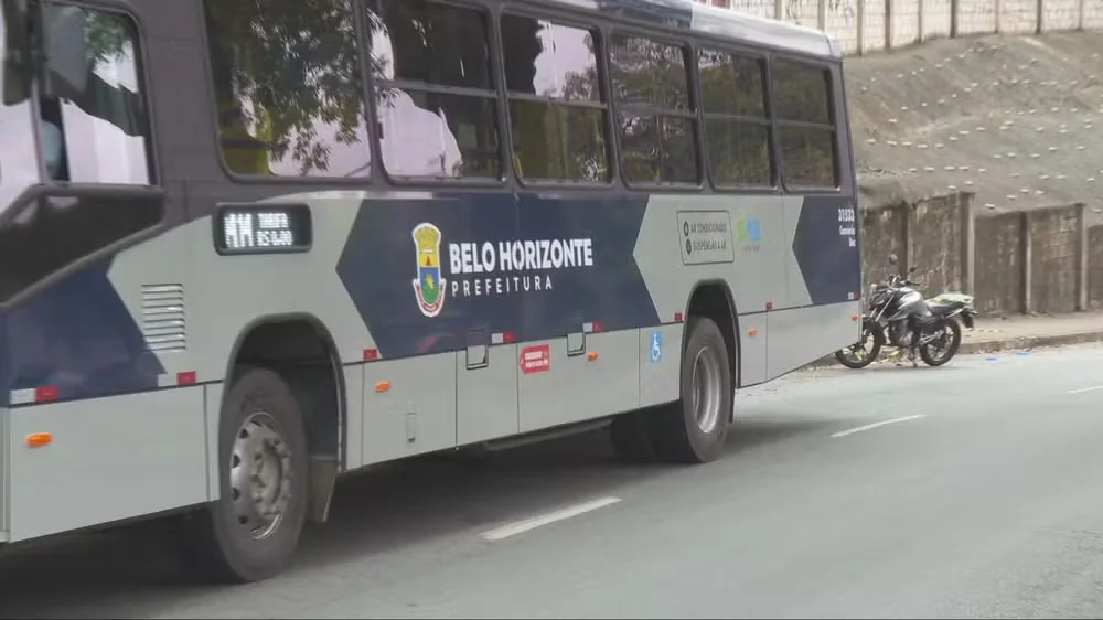 Garupa de moto morre após acidente com ônibus em BH