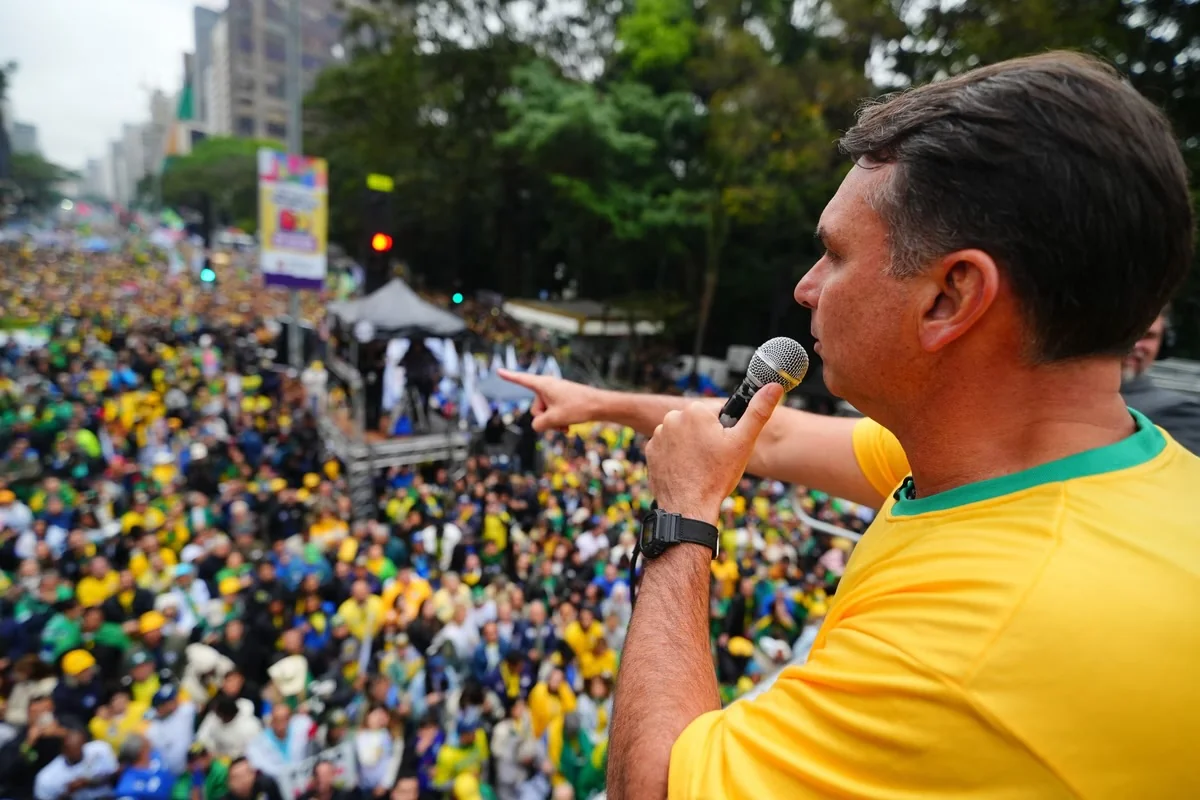 Ato de Flávio Bolsonaro reúne 28,5 mil na Paulista