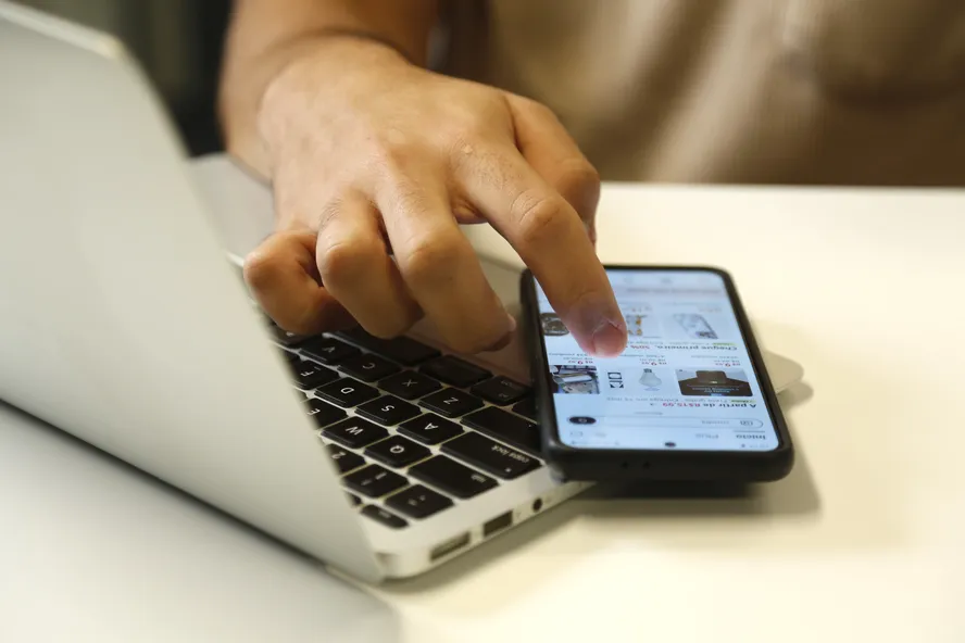 Novo golpe altera QR Code do Pix e desvia dinheiro de compras online