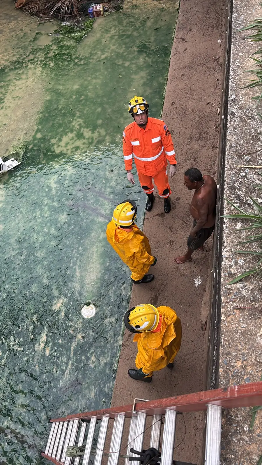 Homem é resgatado de córrego pelos bombeiros em Sete Lagoas