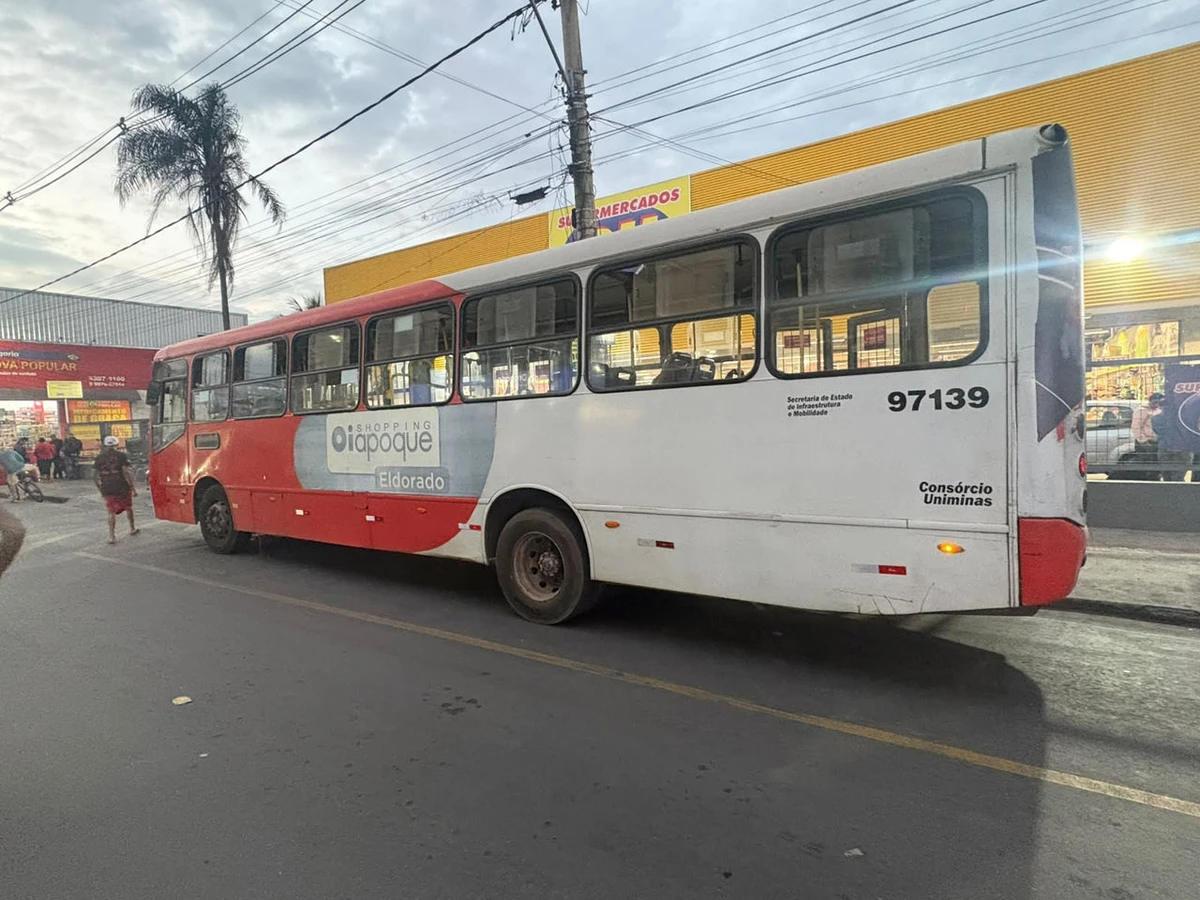 Idosa morre após ser atropelada por ônibus metropolitano