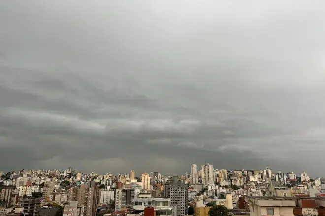 Defesa Civil alerta para chuva forte e ventos em BH