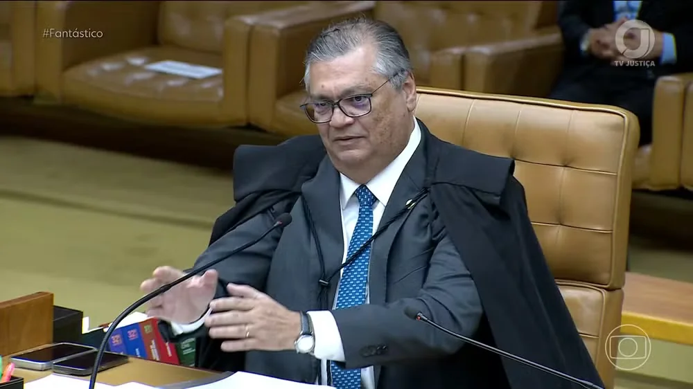 Dino determina reintegração do diretor-geral da PF