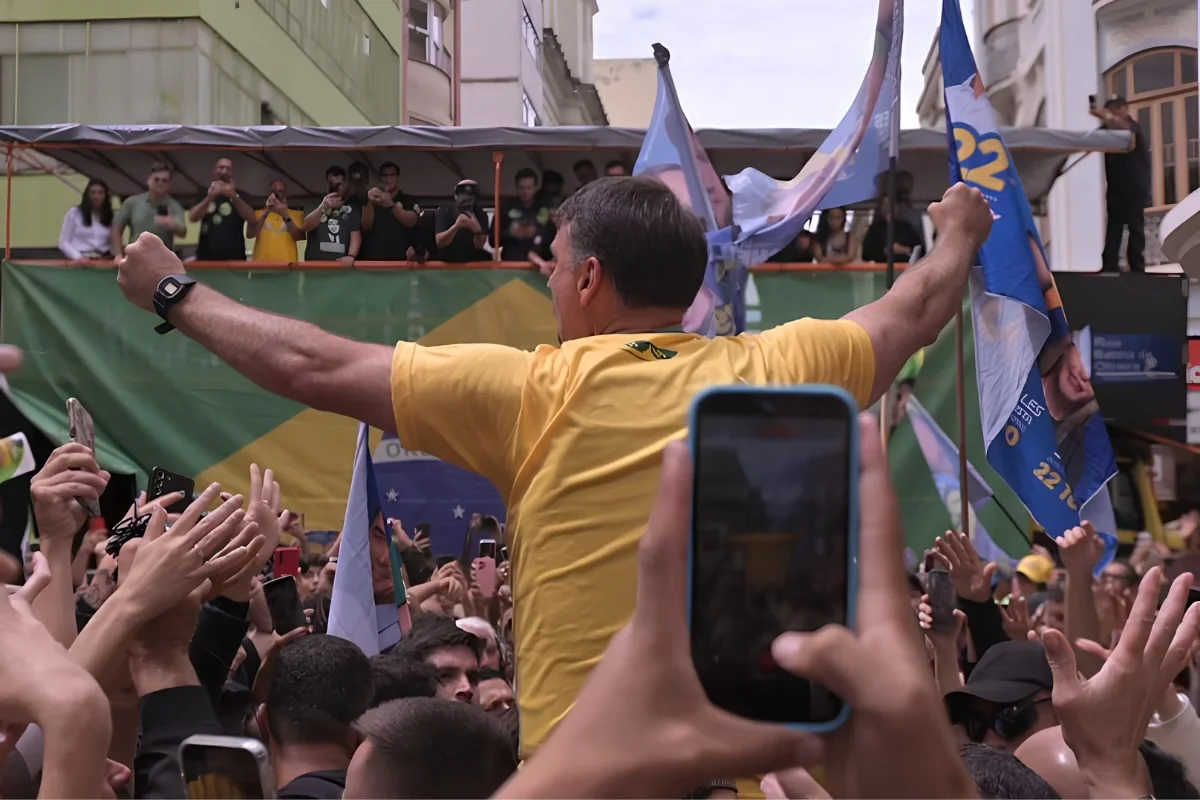 Flávio Bolsonaro critica STF e repete gesto do pai em Juiz de Fora
