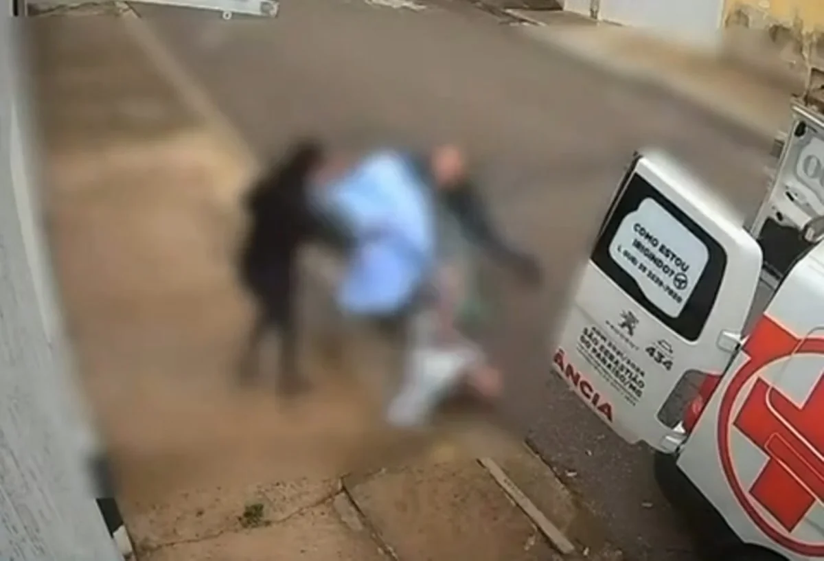 Paciente cai de maca durante transporte para ambulância em MG