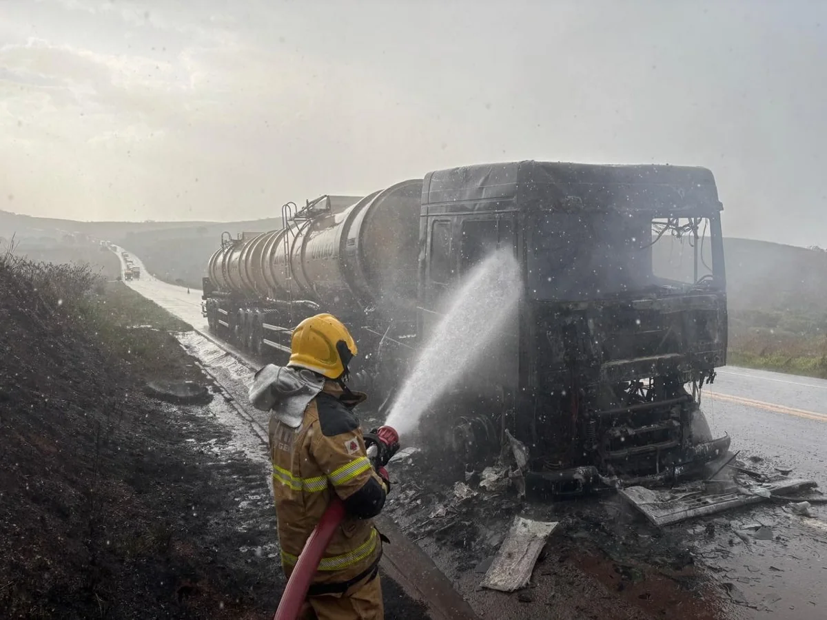 Carreta com 30 mil litros de etanol pega fogo na BR-262