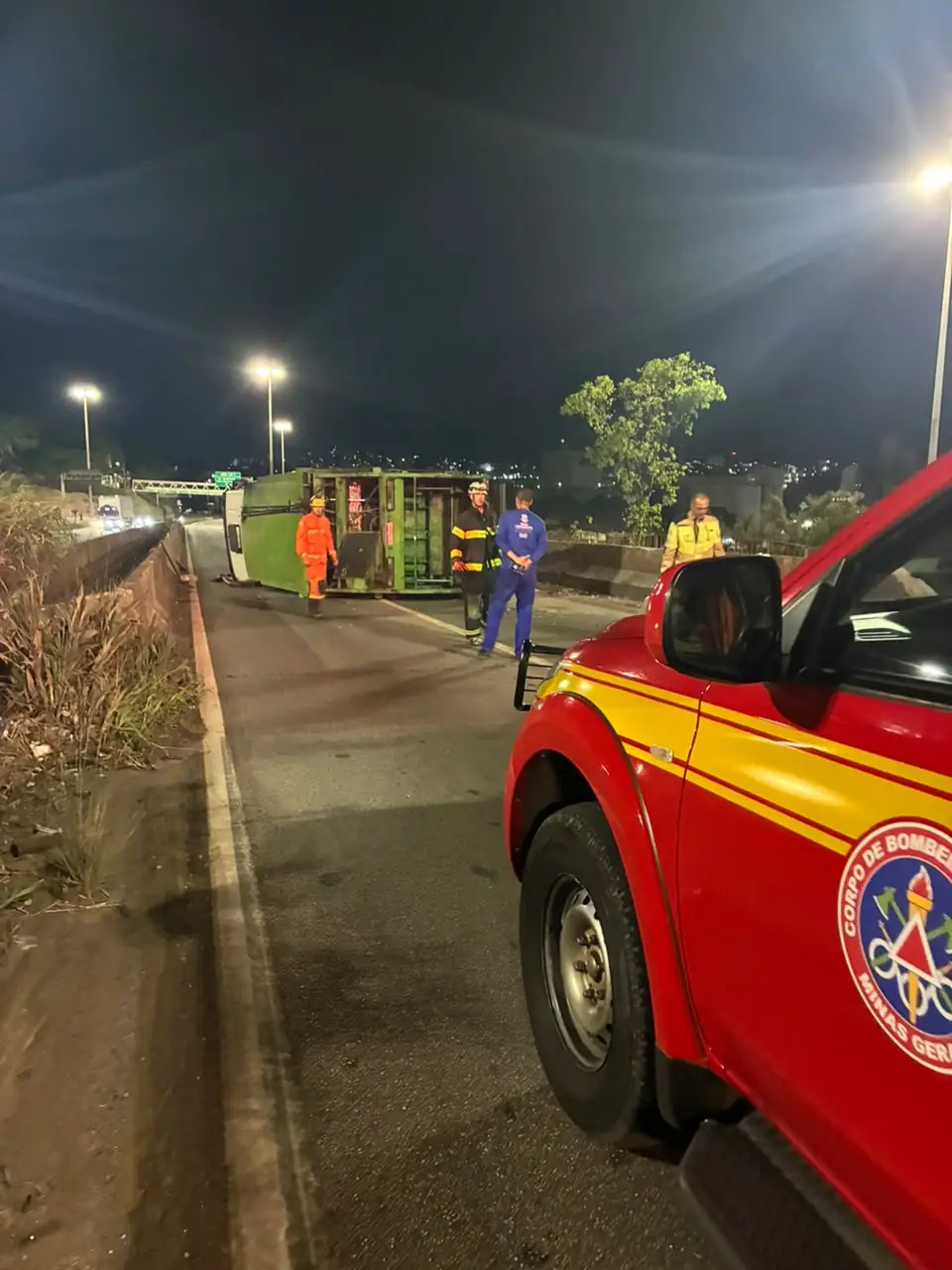 Video mostra caminhão de lixo tombando no Anel Rodoviário de BH