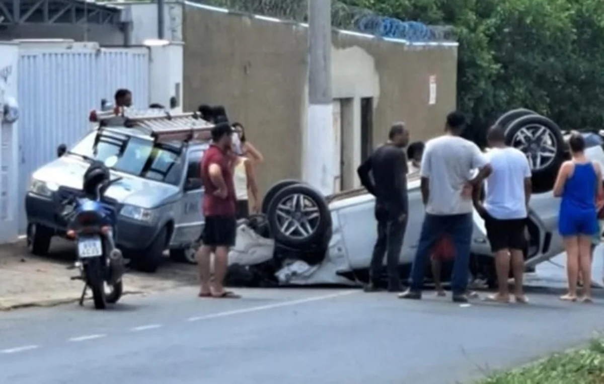 Motorista fica preso após carro capotar em Sete Lagoas