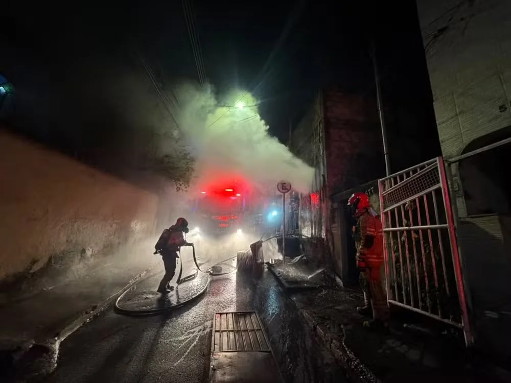 Incêndio assusta moradores e mobiliza Bombeiros em casa com idosa e criança em BH
