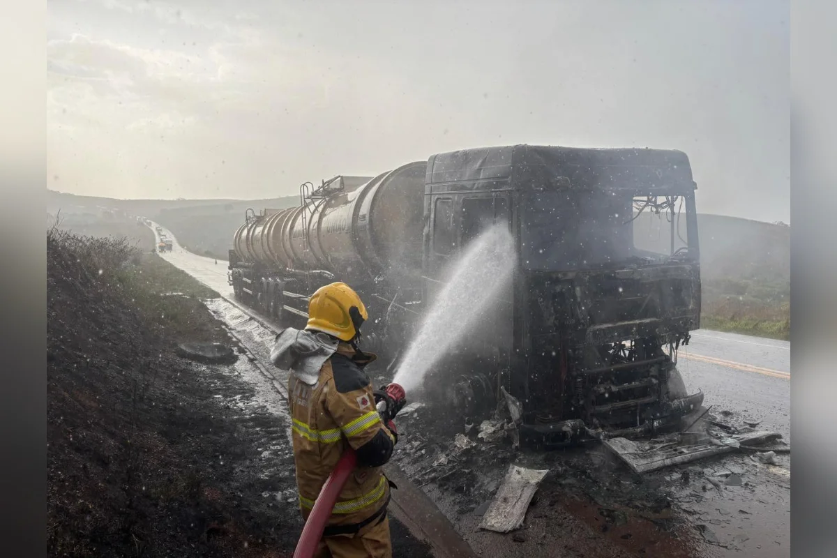 Carreta com 30 mil litros de etanol pega fogo e alerta para riscos no transporte de cargas perigosas