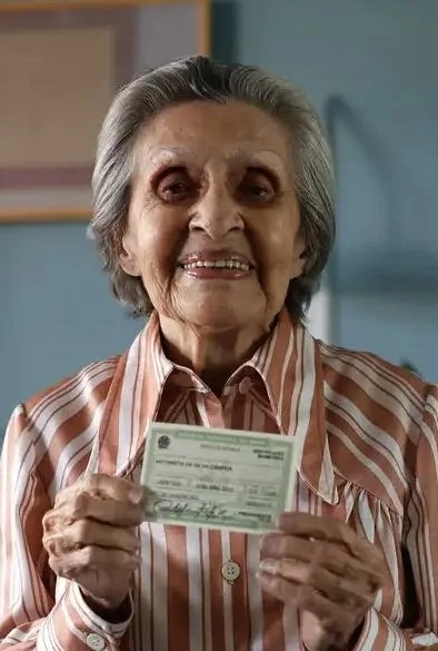 Eleitores acima de 70 anos podem pedir transporte gratuito para votar em Minas