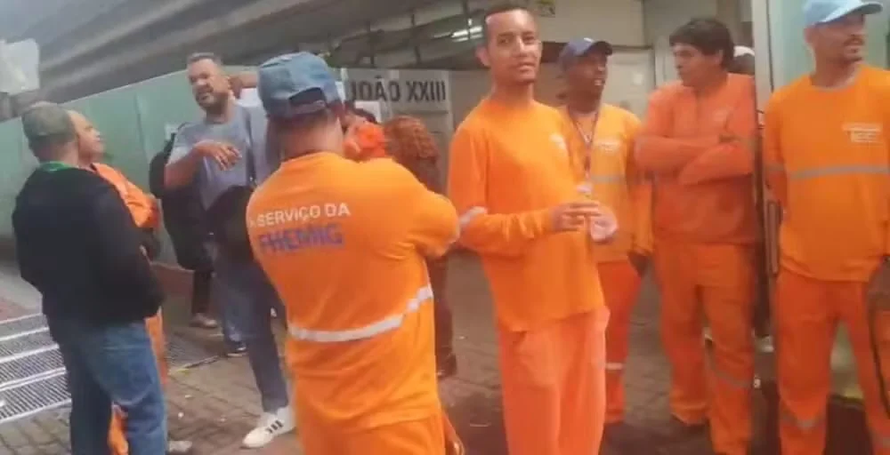 Funcionários terceirizados da Fhemig protestam por salários e benefícios atrasados em BH