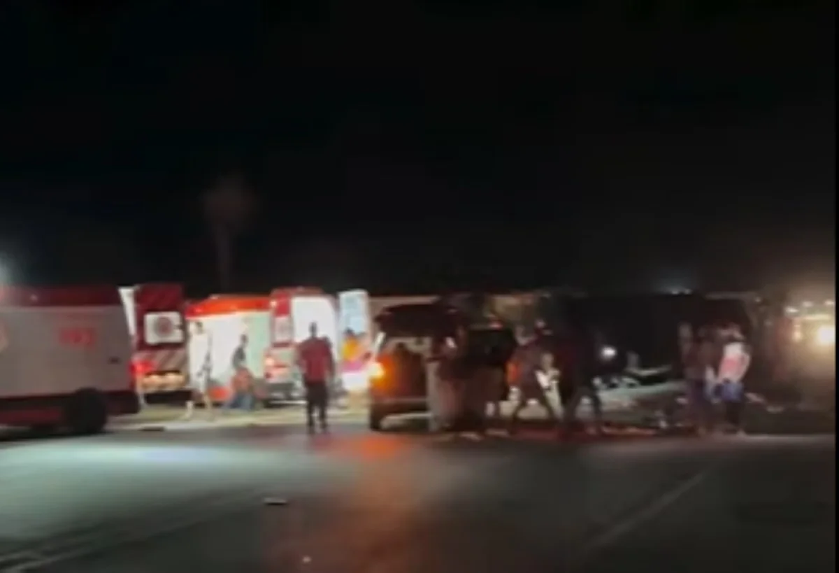 Batida entre ônibus e caminhão interdita completamente a BR-116 e deixa vítimas em Minas