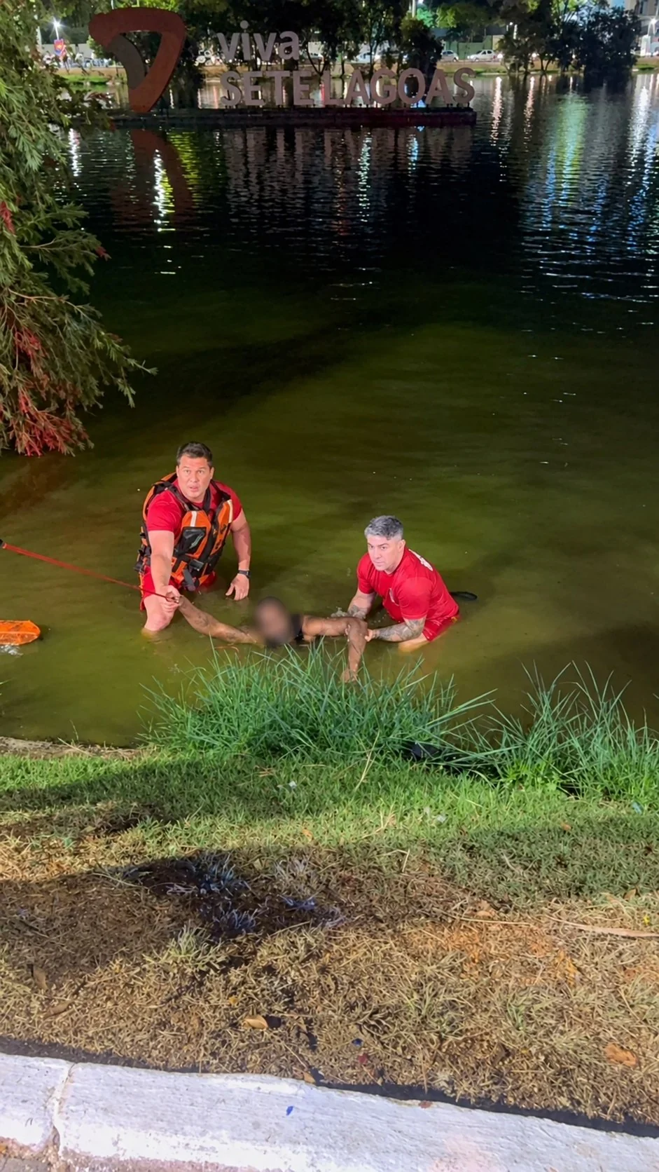 Homem pula em lagoa para fugir de alguém e mobiliza bombeiros em Sete Lagoas