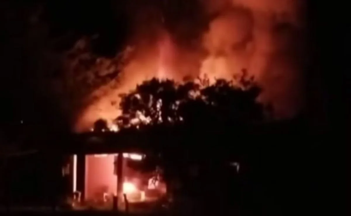 Homem é preso após agredir ex-companheira, ameaçar matá-la e incendiar casa em Minas