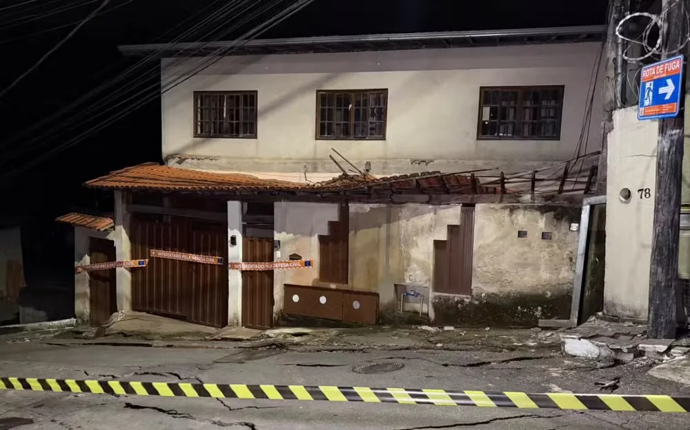 Muro de arrimo desaba e sete imóveis são interditados; 19 moradores deixam casas na Grande BH