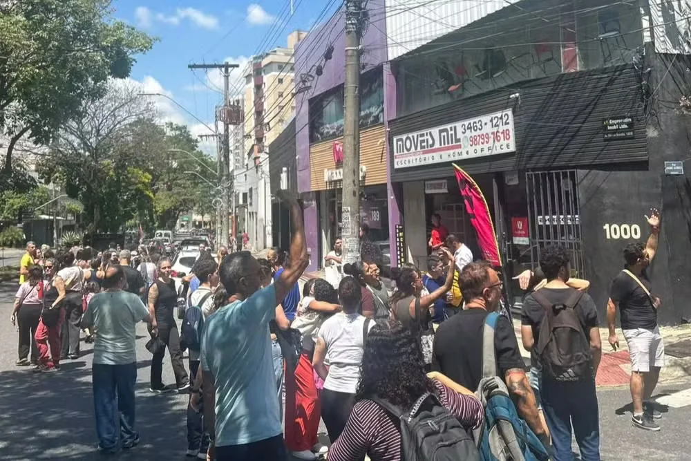 Professores de escolas particulares da RMBH entram em greve por tempo indeterminado