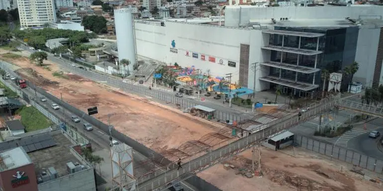 Passarela em frente ao Shopping Estação será retirada para avanço das obras da trincheira da Cristiano Machado
