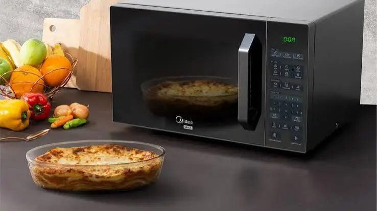 Micro-ondas pode explodir e até pegar fogo: veja o que exige cuidado