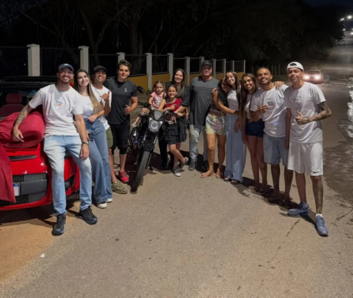 Motociclista que salvou menina de ataque de abelhas ganha carro e moto na Grande BH