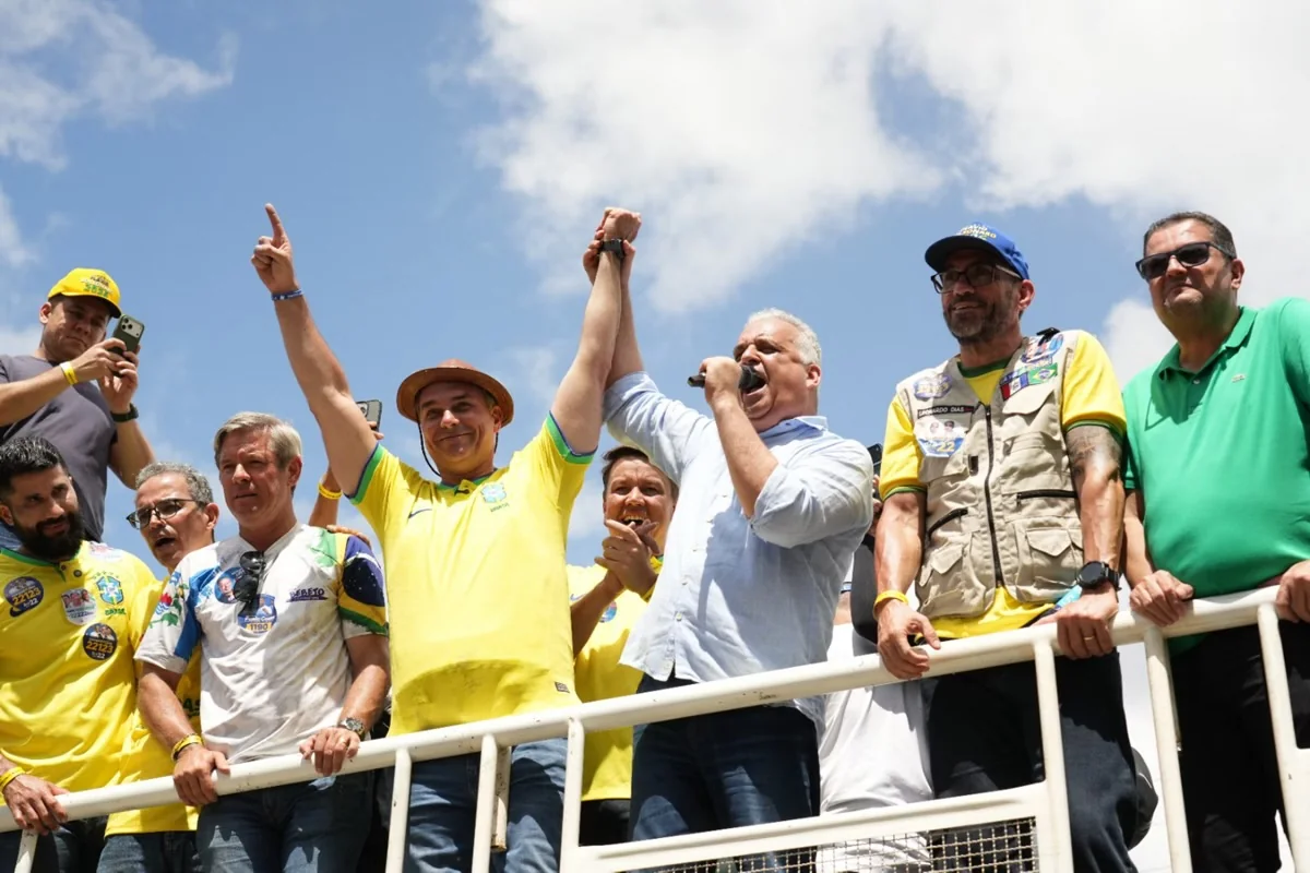 Flávio Bolsonaro chama reajuste do Bolsa Família de “ilegal e proibido” às vésperas da eleição