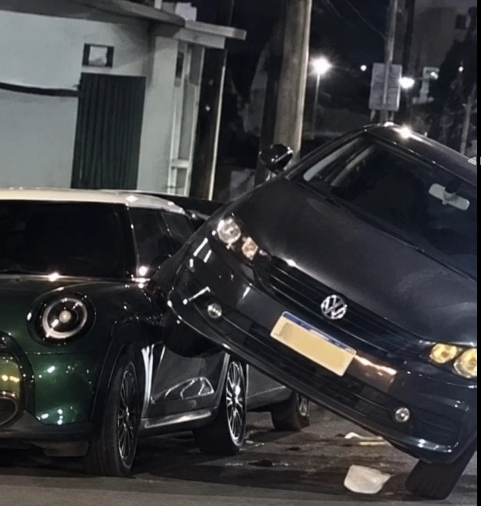 Motorista passa mal ao volante, perde controle e bate em outro carro em BH