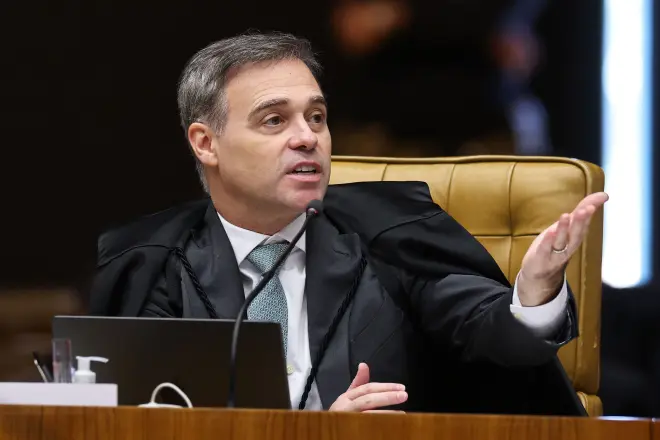 Renan Santos aciona TSE contra reajuste do Bolsa Família; André Mendonça será relator
