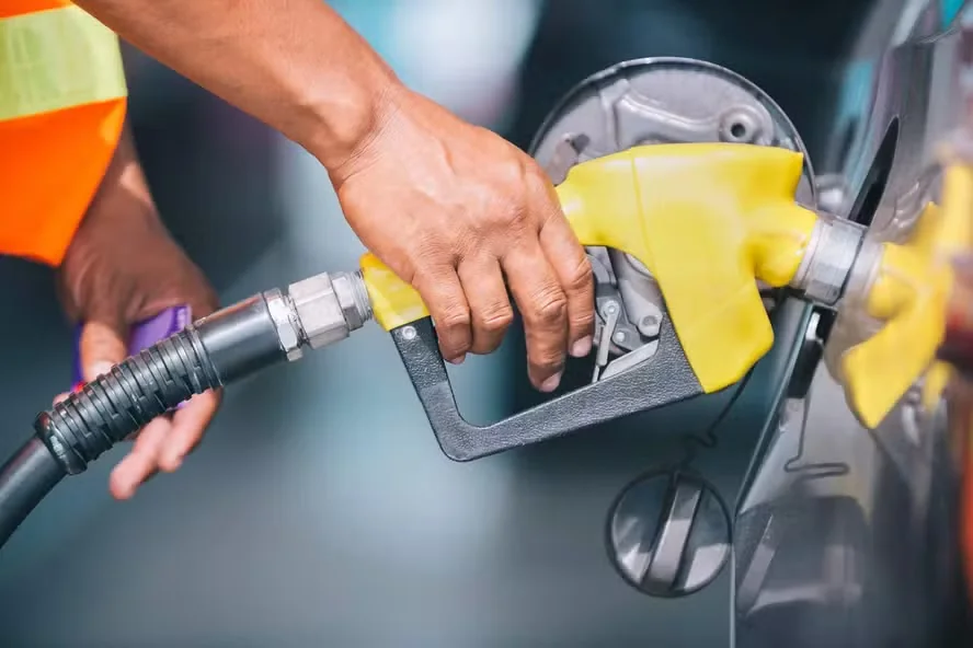 Gasolina com 35% de etanol começa a ser testada no Brasil; veja o que pode mudar no carro