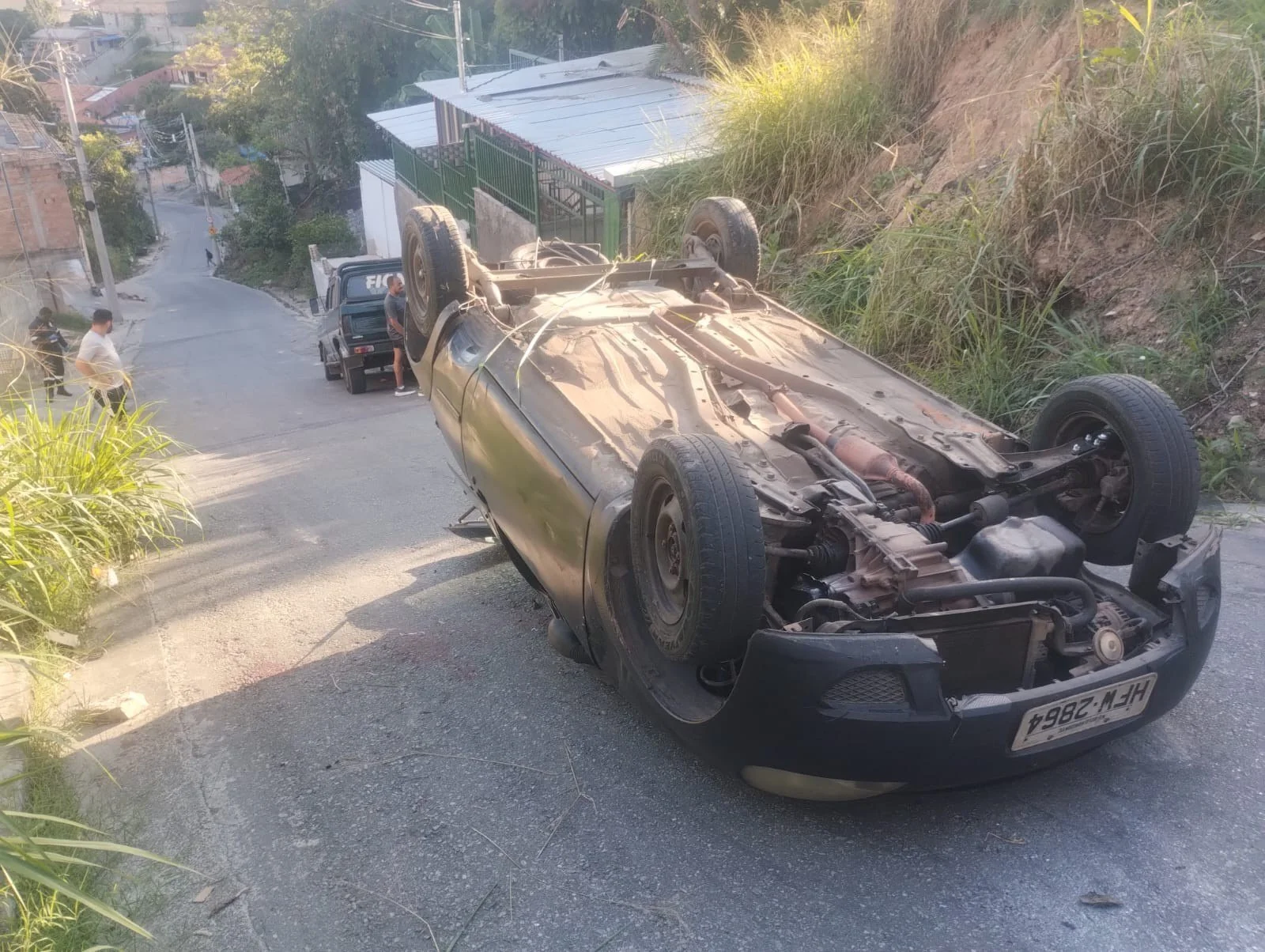 Mãe e bebê são retiradas de carro após capotamento
