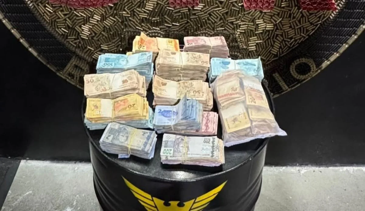 Motorista é preso com R$ 248 mil escondidos em fundo falso de carro em BH