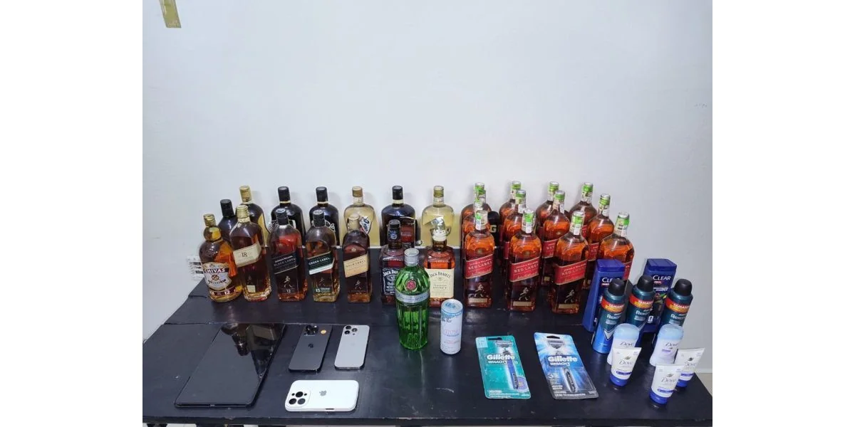 Casal é preso após furto em loja e PM recupera bebidas, celulares e roupas em MG