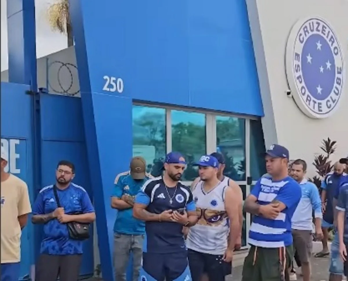 Torcedores do Cruzeiro fazem protesto na porta da Toca II e cobram reação do time