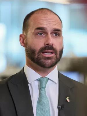 Justiça demite Eduardo Bolsonaro da Polícia Federal por abandono de cargo