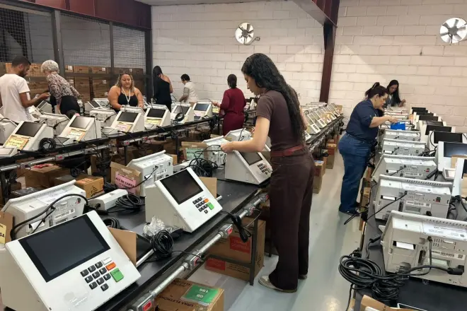 Urnas eletrônicas começam a receber dados para as eleições em Minas Gerais