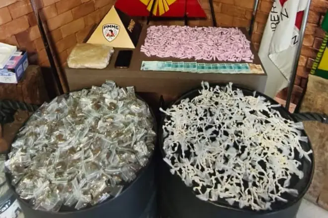 Jovem de 18 anos grávida de gêmeos é presa com grande quantidade de drogas em casa