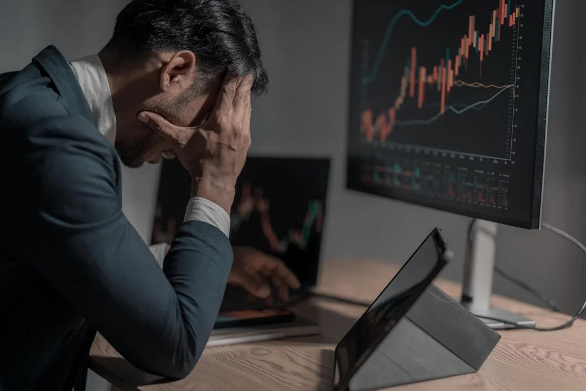 Fechamento de empresa pode afetar saúde mental; especialistas alertam para sinais de sofrimento