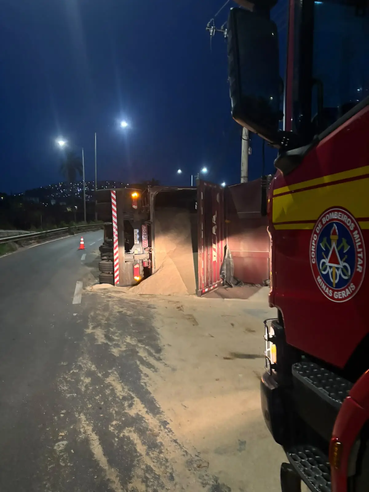 Caminhão tomba e deixa pista escorregadia em rodovia de BH