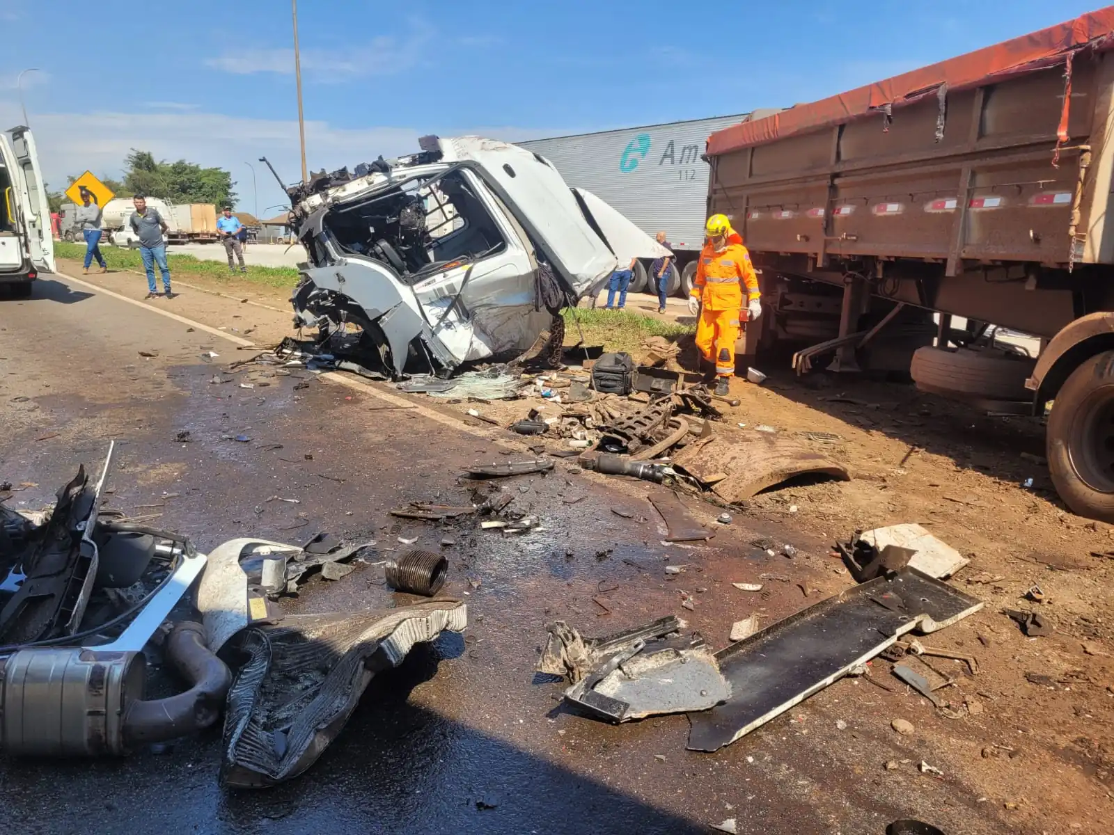 Duas carretas batem na BR-040 e motorista fica preso às ferragens