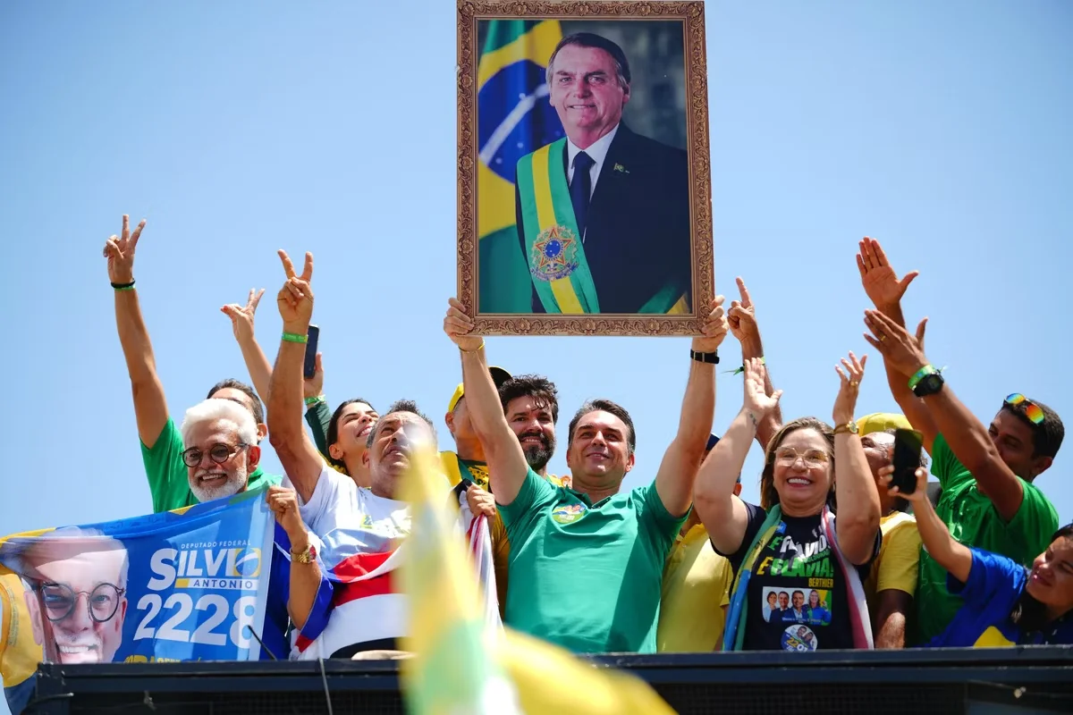 Flávio Bolsonaro tenta se descolar de Jair e de Lula em busca dos indecisos