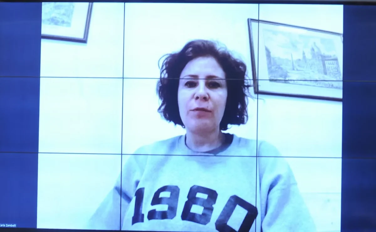 Carla Zambelli pede ao STF autorização para voltar ao Brasil e votar na mãe