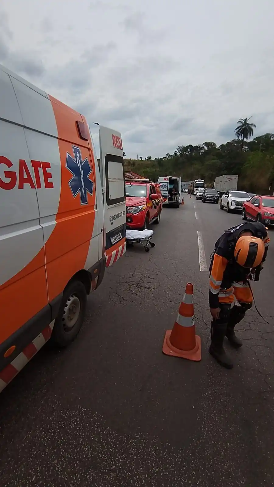 Caminhonete capota e cai em ribanceira de 60 metros na BR-381