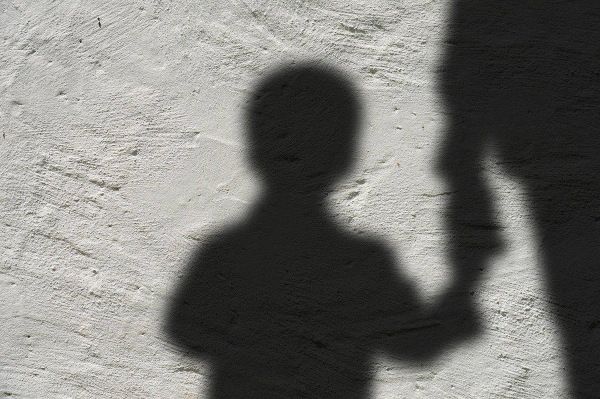 Menino de 8 anos liga para o 190 e pede ajuda ao ver pai agredir a mãe