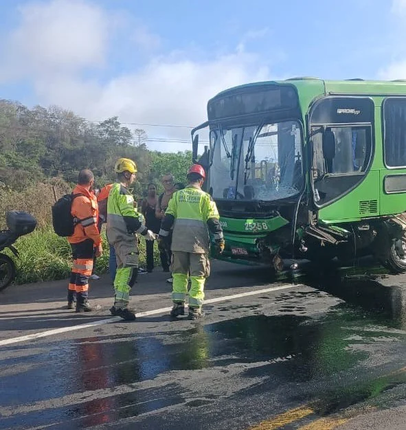 Acidente entre moto, carro e ônibus deixa uma pessoa morta e seis feridas na BR-381, em Santa Luzia