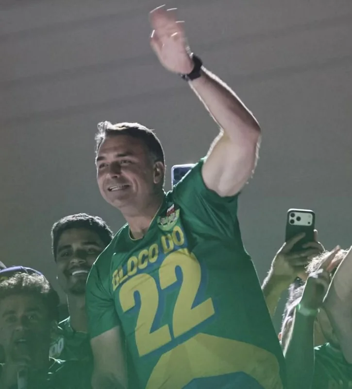 Flávio Bolsonaro faz campanha em Minas e volta a citar Jair Bolsonaro em possível posse