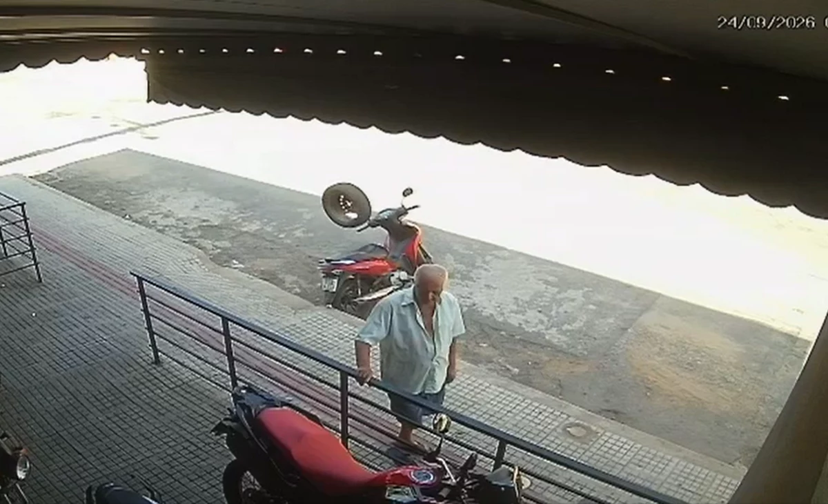 Roda se solta de veículo, ganha velocidade e quase atinge idoso e motociclistas em MG