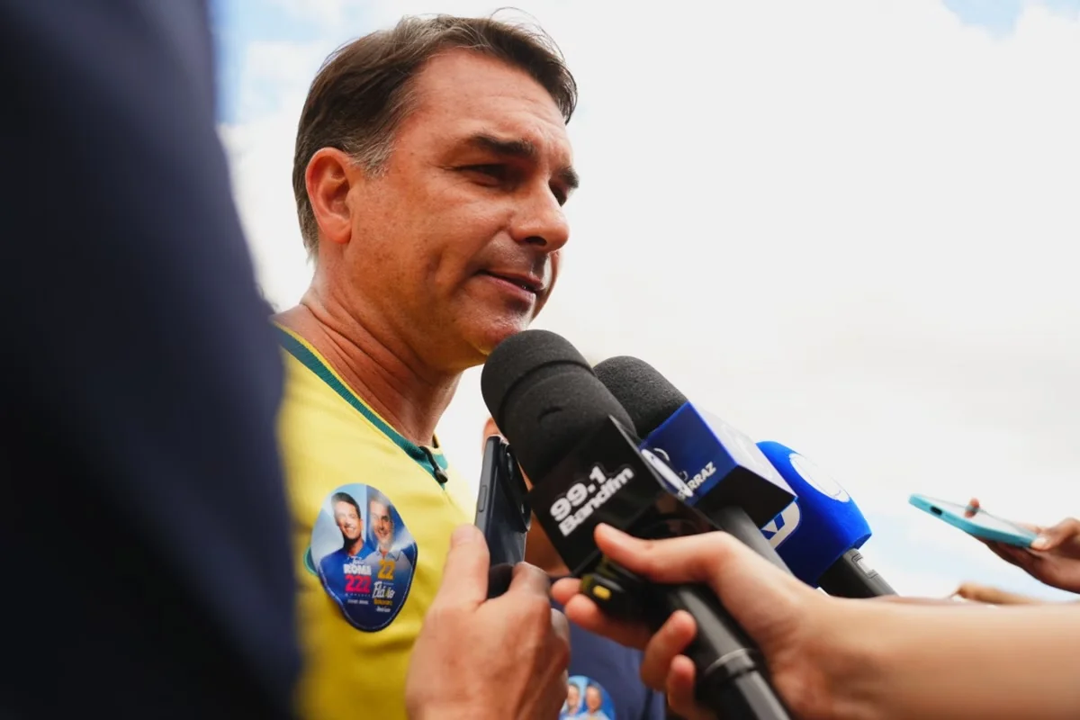 Flávio Bolsonaro pede prisão de servidor do Planalto por publicações sobre Nossa Senhora Aparecida