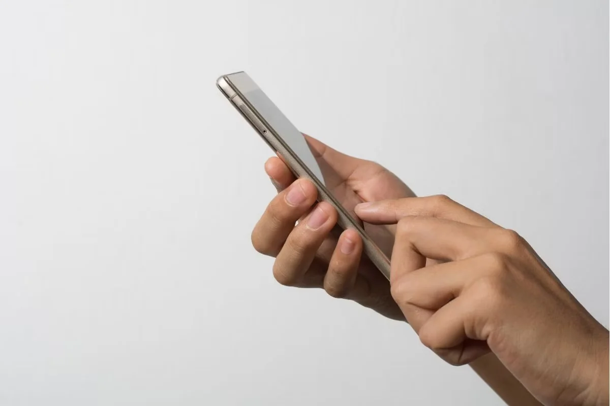 Mulher é agredida e roubada após marcar venda de celular pela internet