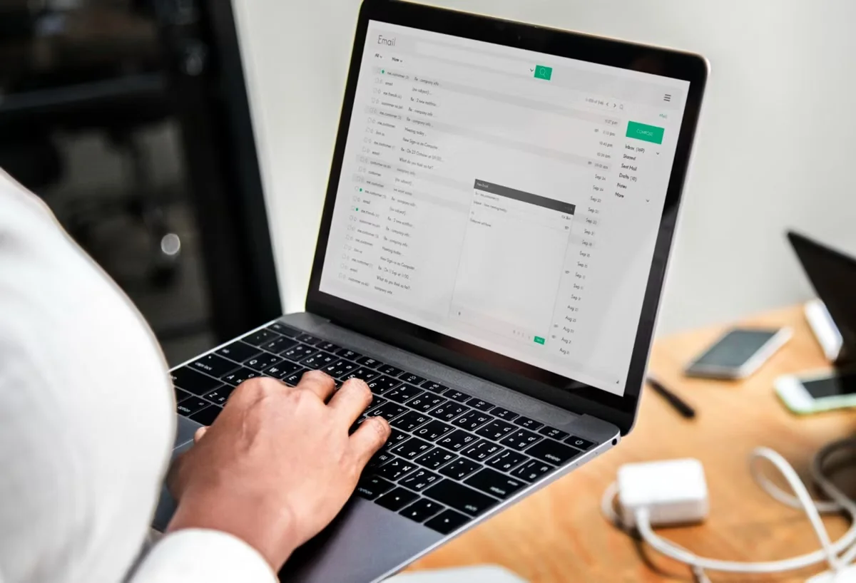 Trabalhador é demitido por justa causa após enviar arquivos sigilosos para e-mails externos