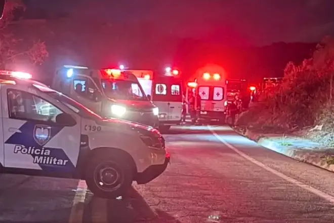 3 mortos e mais de 40 feridos: Ônibus de turismo que seguia para Contagem tomba na BR-262
