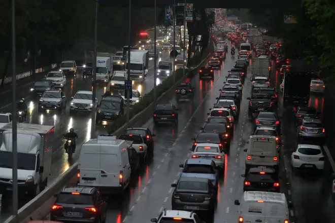 O que a psicologia diz sobre quem deixa outro motorista entrar na frente no congestionamento
